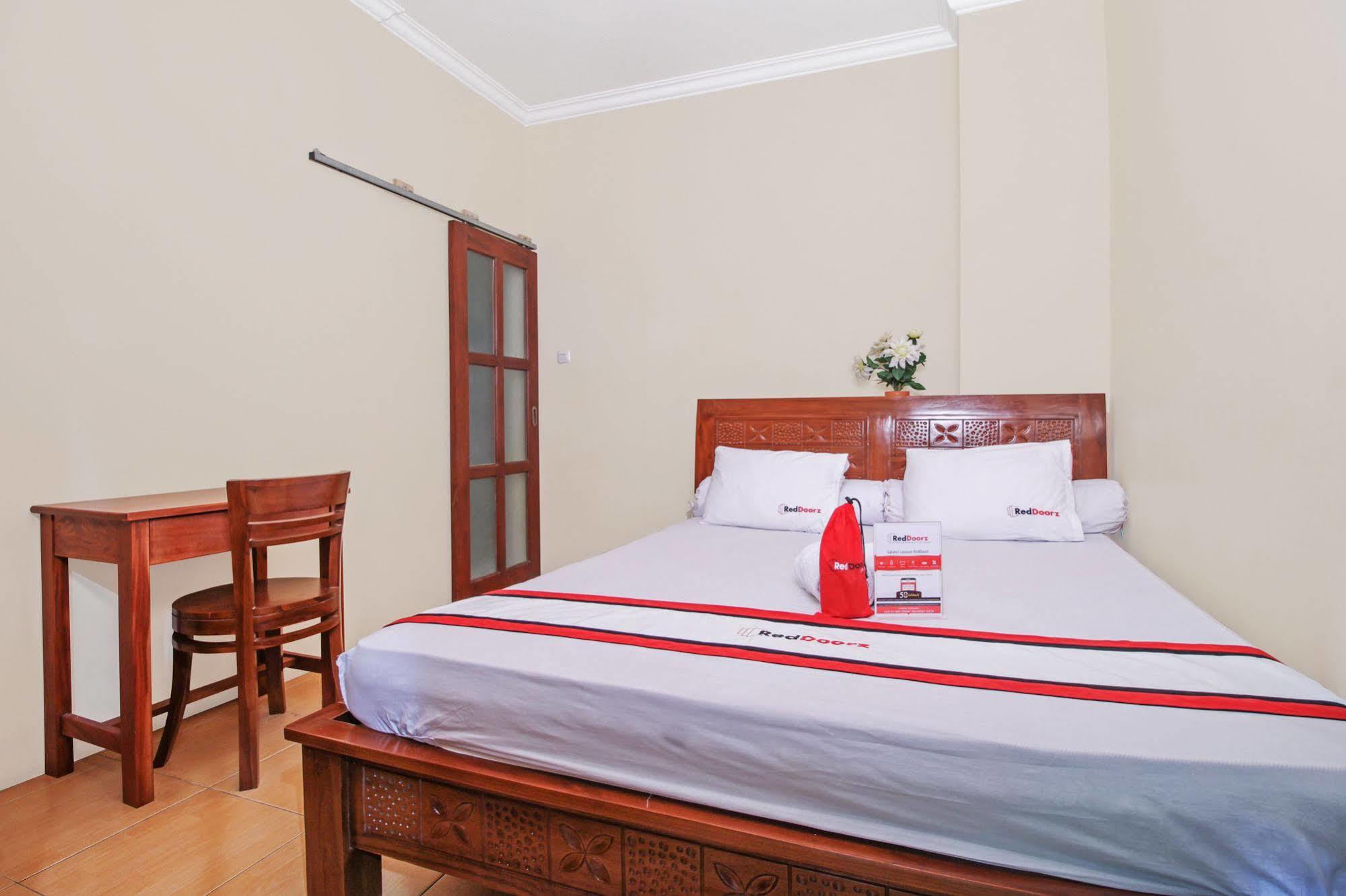 Reddoorz @ Kwitang Hotel Jakarta Exterior photo